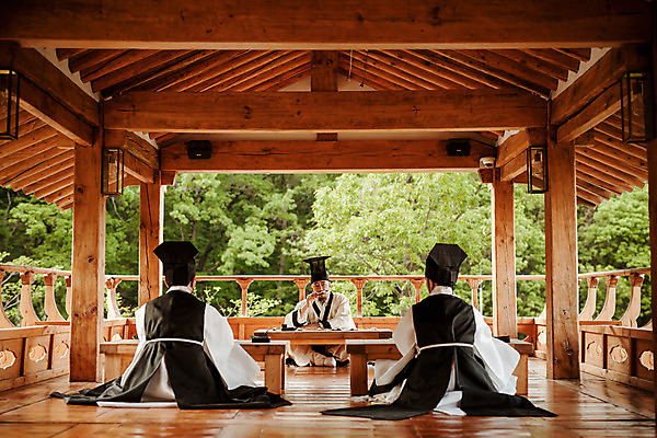 포토 JPG 주간 전신 한국전통 교육 남자 수업 앉기 20대 성인 야외 앞모습 뒷모습 세명 30대 한국인 60대 한복 조선시대 과거 스승 제자 서당 사제지간 성인남자만 사극 유생 유생복 국내포토 갓모자 자연요소 모자_잡화 전통 노년 뷰포인트 컨셉 모션 전통소품 한국 사람 동양인 청년 장년 역사 전통의상 선비 남자만 성인만 파일형식