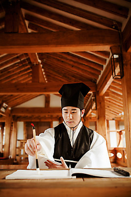 포토 JPG 주간 한국전통 교육 남자 수업 서예 한명 들기 앉기 상반신 성인 야외 앞모습 30대 한국인 한복 조선시대 과거 서당 서예붓 성인남자한명만 사극 유생 유생복 국내포토 갓모자 자연요소 모자_잡화 1 전통 뷰포인트 컨셉 모션 전통소품 한국 사람 동양인 장년 붓 역사 전통의상 선비 남자한명만 성인남자만 파일형식