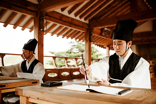 포토 JPG 주간 한국전통 교육 남자 수업 서예 들기 앉기 상반신 20대 성인 야외 두명 앞모습 30대 한국인 한복 조선시대 과거 서당 서예붓 성인남자만 사극 유생 유생복 국내포토 갓모자 자연요소 모자_잡화 전통 뷰포인트 컨셉 모션 전통소품 한국 사람 동양인 청년 장년 붓 역사 전통의상 선비 남자만 성인만 파일형식