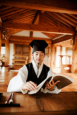 포토 JPG 주간 한국전통 교육 남자 수업 한명 들기 앉기 상반신 20대 성인 야외 앞모습 독서 한국인 한복 조선시대 과거 서책 서당 성인남자한명만 사극 유생 유생복 국내포토 갓모자 자연요소 모자_잡화 1 전통 뷰포인트 컨셉 모션 전통소품 한국 사람 동양인 청년 책 역사 전통의상 선비 남자한명만 성인남자만 파일형식