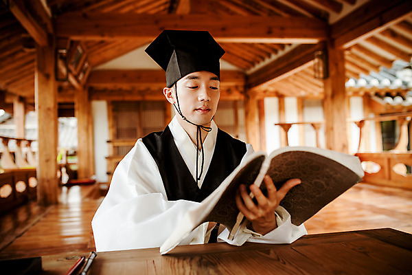 포토 JPG 주간 한국전통 교육 남자 수업 한명 들기 앉기 상반신 20대 성인 야외 앞모습 독서 한국인 한복 조선시대 과거 서책 서당 성인남자한명만 사극 유생 유생복 국내포토 갓모자 자연요소 모자_잡화 1 전통 뷰포인트 컨셉 모션 전통소품 한국 사람 동양인 청년 책 역사 전통의상 선비 남자한명만 성인남자만 파일형식
