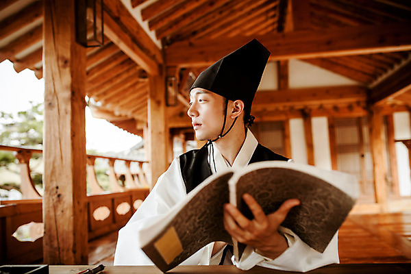 포토 JPG 주간 한국전통 교육 남자 수업 한명 들기 앉기 상반신 20대 성인 야외 앞모습 독서 한국인 한복 조선시대 과거 서책 서당 성인남자한명만 사극 유생 유생복 국내포토 갓모자 자연요소 모자_잡화 1 전통 뷰포인트 컨셉 모션 전통소품 한국 사람 동양인 청년 책 역사 전통의상 선비 남자한명만 성인남자만 파일형식