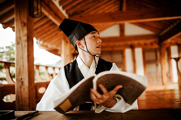 포토 JPG 주간 한국전통 교육 남자 수업 한명 들기 앉기 상반신 20대 성인 야외 앞모습 독서 한국인 한복 조선시대 과거 서책 서당 성인남자한명만 사극 유생 유생복 국내포토 갓모자 자연요소 모자_잡화 1 전통 뷰포인트 컨셉 모션 전통소품 한국 사람 동양인 청년 책 역사 전통의상 선비 남자한명만 성인남자만 파일형식