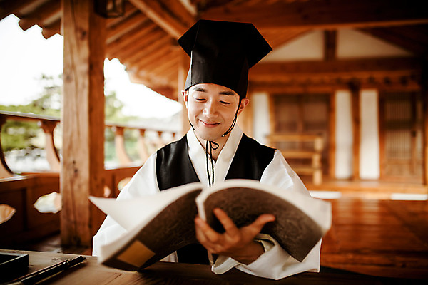 포토 JPG 주간 한국전통 교육 남자 수업 한명 들기 앉기 상반신 20대 성인 야외 앞모습 독서 한국인 한복 조선시대 과거 서책 서당 성인남자한명만 사극 유생 유생복 국내포토 갓모자 자연요소 모자_잡화 1 전통 뷰포인트 컨셉 모션 전통소품 한국 사람 동양인 청년 책 역사 전통의상 선비 남자한명만 성인남자만 파일형식