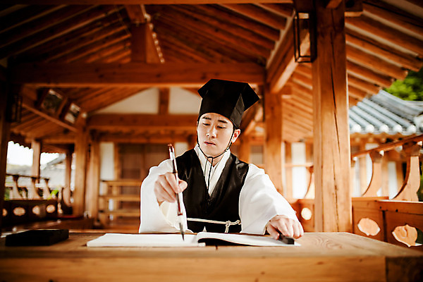 포토 JPG 주간 한국전통 교육 남자 수업 서예 한명 들기 앉기 상반신 성인 야외 앞모습 30대 한국인 한복 조선시대 과거 서당 서예붓 성인남자한명만 사극 유생 유생복 국내포토 갓모자 자연요소 모자_잡화 1 전통 뷰포인트 컨셉 모션 전통소품 한국 사람 동양인 장년 붓 역사 전통의상 선비 남자한명만 성인남자만 파일형식