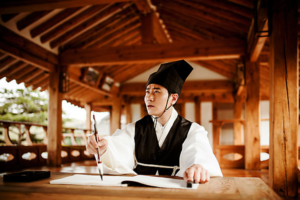 포토 JPG 주간 한국전통 교육 남자 수업 서예 한명 들기 앉기 상반신 성인 야외 앞모습 30대 한국인 한복 조선시대 과거 서당 서예붓 성인남자한명만 사극 유생 유생복 국내포토 갓모자 자연요소 모자_잡화 1 전통 뷰포인트 컨셉 모션 전통소품 한국 사람 동양인 장년 붓 역사 전통의상 선비 남자한명만 성인남자만 파일형식