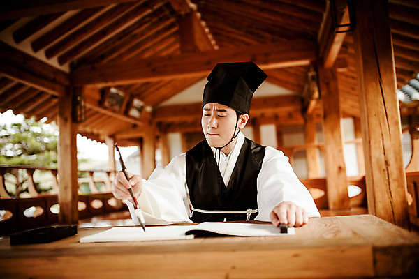 포토 JPG 주간 한국전통 교육 남자 수업 서예 한명 들기 앉기 상반신 성인 야외 앞모습 30대 한국인 한복 조선시대 과거 서당 서예붓 성인남자한명만 사극 유생 유생복 국내포토 갓모자 자연요소 모자_잡화 1 전통 뷰포인트 컨셉 모션 전통소품 한국 사람 동양인 장년 붓 역사 전통의상 선비 남자한명만 성인남자만 파일형식