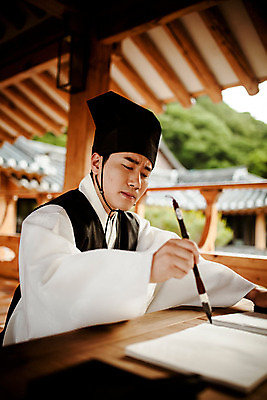 포토 JPG 주간 한국전통 교육 남자 수업 서예 한명 들기 앉기 상반신 성인 야외 옆모습 30대 한국인 한복 조선시대 과거 서당 서예붓 성인남자한명만 사극 유생 유생복 국내포토 갓모자 자연요소 모자_잡화 1 전통 뷰포인트 컨셉 모션 전통소품 한국 사람 동양인 장년 붓 역사 전통의상 선비 남자한명만 성인남자만 파일형식