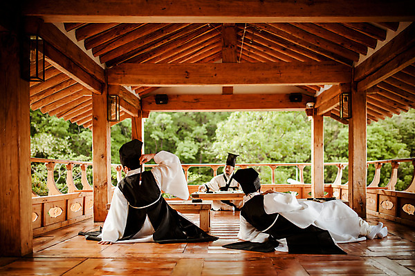 포토 JPG 주간 전신 한국전통 교육 남자 장난 앉기 20대 성인 야외 앞모습 뒷모습 세명 30대 눕기 한국인 60대 한복 조선시대 과거 스승 제자 서당 사제지간 성인남자만 사극 유생 유생복 국내포토 갓모자 자연요소 모자_잡화 전통 노년 뷰포인트 컨셉 모션 전통소품 한국 사람 동양인 청년 장년 역사 전통의상 선비 남자만 성인만 파일형식