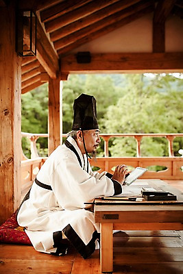 포토 JPG 주간 전신 한국전통 교육 남자 한명 들기 앉기 성인 야외 옆모습 태블릿 한국인 60대 한복 조선시대 퓨전 과거 스승 서당 현재 노인남자한명만 사극 유생복 국내포토 자연요소 1 전통 노년 뷰포인트 컨셉 모션 한국 사람 동양인 전자제품 스마트기기 역사 전통의상 남자한명만 노인남자만 파일형식