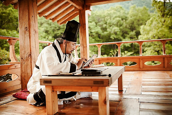 포토 JPG 주간 전신 한국전통 교육 남자 한명 들기 앉기 성인 야외 옆모습 태블릿 한국인 60대 한복 조선시대 퓨전 과거 스승 서당 현재 노인남자한명만 사극 유생복 국내포토 자연요소 1 전통 노년 뷰포인트 컨셉 모션 한국 사람 동양인 전자제품 스마트기기 역사 전통의상 남자한명만 노인남자만 파일형식