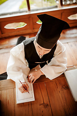 포토 JPG 주간 한국전통 교육 남자 한명 앉기 상반신 성인 야외 앞모습 30대 한국인 한복 편지 조선시대 과거 서당 편지쓰기 성인남자한명만 사극 유생 유생복 국내포토 갓모자 자연요소 모자_잡화 1 전통 뷰포인트 컨셉 모션 전통소품 한국 사람 동양인 장년 기록 역사 전통의상 선비 남자한명만 성인남자만 파일형식