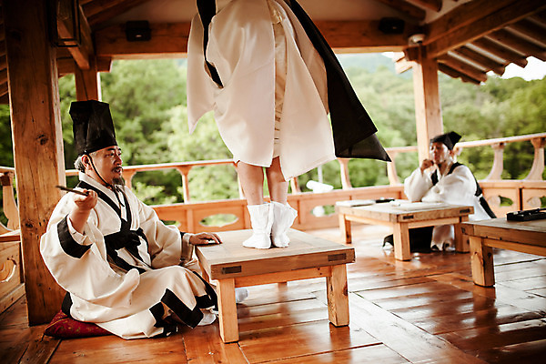 포토 JPG 주간 전신 한국전통 교육 남자 서기 앉기 20대 성인 야외 옆모습 뒷모습 세명 30대 한국인 하반신 60대 한복 꾸지람 조선시대 과거 스승 제자 서당 사제지간 회초리 엄격한 성인남자만 사극 유생 유생복 국내포토 갓모자 자연요소 모자_잡화 전통 노년 뷰포인트 컨셉 모션 전통소품 한국 사람 동양인 청년 장년 역사 전통의상 체벌 매_체벌 선비 남자만 성인만 파일형식