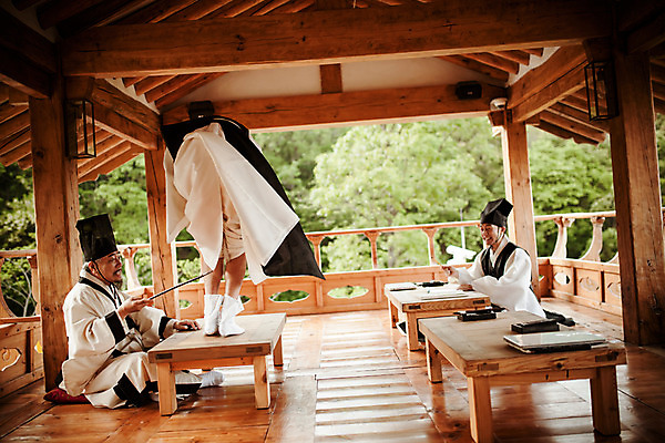 포토 JPG 주간 전신 한국전통 교육 남자 서기 앉기 20대 성인 야외 옆모습 뒷모습 세명 30대 한국인 60대 한복 꾸지람 조선시대 과거 스승 제자 서당 사제지간 회초리 엄격한 성인남자만 사극 유생 유생복 국내포토 갓모자 자연요소 모자_잡화 전통 노년 뷰포인트 컨셉 모션 전통소품 한국 사람 동양인 청년 장년 역사 전통의상 체벌 매_체벌 선비 남자만 성인만 파일형식