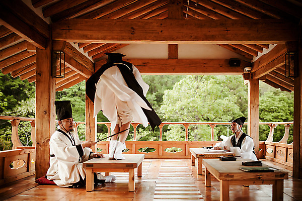 포토 JPG 주간 전신 한국전통 교육 남자 서기 앉기 20대 성인 야외 옆모습 뒷모습 세명 30대 한국인 60대 한복 꾸지람 조선시대 과거 스승 제자 서당 사제지간 회초리 엄격한 성인남자만 사극 유생 유생복 국내포토 갓모자 자연요소 모자_잡화 전통 노년 뷰포인트 컨셉 모션 전통소품 한국 사람 동양인 청년 장년 역사 전통의상 체벌 매_체벌 선비 남자만 성인만 파일형식