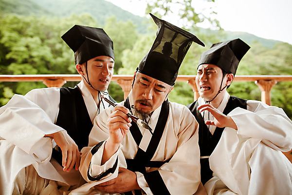 포토 JPG 주간 한국전통 남자 들기 앉기 상반신 20대 성인 야외 앞모습 세명 30대 한국인 60대 한복 조선시대 과거 갓 스승 제자 서당 사제지간 서예붓 성인남자만 사극 유생 유생복 국내포토 갓모자 자연요소 모자 전통 노년 뷰포인트 컨셉 모션 서예 전통소품 한국 사람 동양인 청년 장년 붓 역사 전통의상 선비 남자만 성인만 파일형식 잡화 아시아 인종 오브젝트 나라