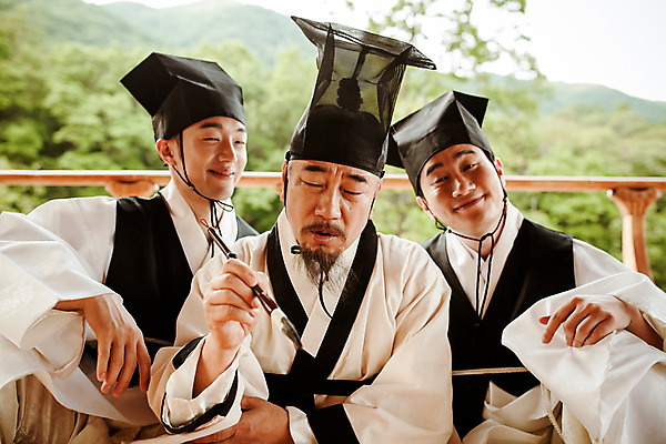 포토 JPG 주간 한국전통 남자 들기 앉기 상반신 20대 성인 야외 앞모습 세명 30대 한국인 60대 한복 조선시대 과거 갓 스승 제자 서당 사제지간 서예붓 성인남자만 사극 유생 유생복 국내포토 갓모자 자연요소 모자 전통 노년 뷰포인트 컨셉 모션 서예 전통소품 한국 사람 동양인 청년 장년 붓 역사 전통의상 선비 남자만 성인만 파일형식 잡화 아시아 인종 오브젝트 나라