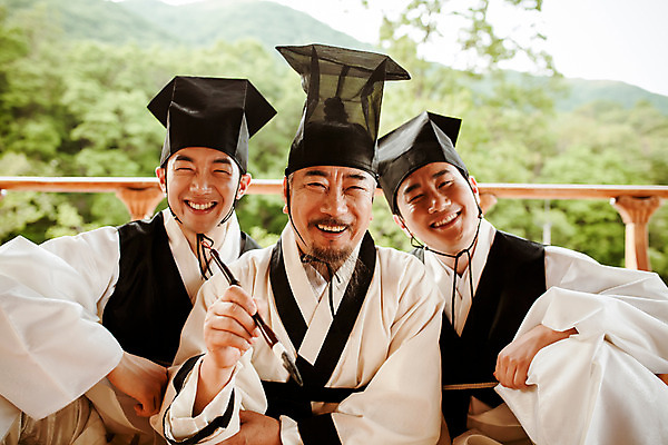 포토 JPG 주간 한국전통 남자 미소 들기 앉기 상반신 20대 성인 야외 앞모습 세명 30대 한국인 60대 한복 조선시대 즐거움 과거 갓 스승 제자 서당 사제지간 서예붓 성인남자만 사극 유생 유생복 국내포토 갓모자 자연요소 모자 전통 노년 감정 뷰포인트 컨셉 모션 서예 전통소품 한국 표정 사람 동양인 청년 장년 붓 역사 전통의상 선비 남자만 성인만 파일형식