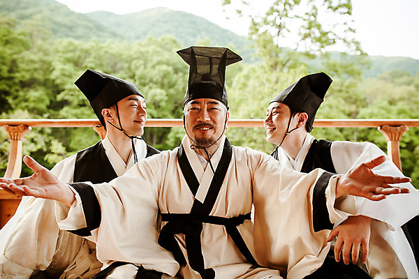 포토 JPG 주간 한국전통 남자 앉기 상반신 20대 성인 야외 앞모습 세명 30대 한국인 60대 한복 조선시대 과거 스승 제자 서당 사제지간 성인남자만 사극 유생 유생복 국내포토 갓모자 자연요소 모자_잡화 전통 노년 뷰포인트 컨셉 모션 전통소품 한국 사람 동양인 청년 장년 역사 전통의상 선비 남자만 성인만 파일형식