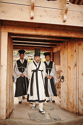 포토 JPG 주간 전신 한국전통 남자 한옥 20대 성인 야외 앞모습 세명 30대 걷기 한국인 60대 한복 조선시대 과거 스승 제자 사제지간 성인남자만 사극 유생 유생복 국내포토 갓모자 자연요소 모자_잡화 전통 노년 뷰포인트 컨셉 고건축 모션 전통소품 한국 사람 동양인 청년 장년 역사 전통의상 선비 남자만 성인만 파일형식