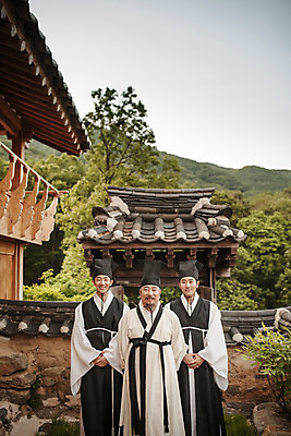 포토 JPG 주간 한국전통 남자 한옥 서기 상반신 20대 성인 야외 앞모습 세명 30대 마을 한국인 60대 한복 조선시대 과거 갓 스승 제자 사제지간 성인남자만 사극 유생 유생복 국내포토 갓모자 자연요소 모자 전통 노년 뷰포인트 컨셉 고건축 모션 전통소품 한국 사람 동양인 청년 장년 역사 전통의상 선비 남자만 성인만 파일형식 건축물 잡화 아시아 인종 오브젝트 건축 나라
