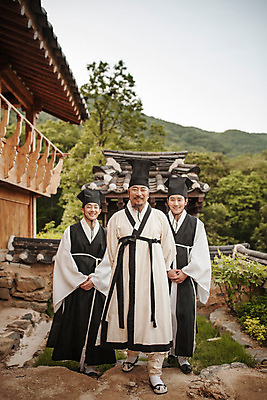 포토 자연요소 모자_잡화 한국전통 전통 노년 뷰포인트 컨셉 모션 전통소품 한국 표정 사람 동양인 청년 장년 역사 전통의상 한복 선비 남자만 성인만 파일형식 걷기 미소 앞모습 전신 과거 사극 조선시대 성인 주간 야외 JPG 한국인 남자 60대 20대 30대 유생 스승 세명 유생복 사제지간 제자 거리 성인남자만 국내포토 갓모자 갓