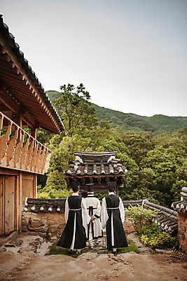 포토 JPG 주간 전신 한국전통 남자 거리 한옥 20대 성인 야외 뒷모습 세명 30대 걷기 한국인 60대 한복 조선시대 과거 스승 제자 사제지간 성인남자만 사극 유생 유생복 국내포토 갓모자 자연요소 모자_잡화 전통 노년 뷰포인트 컨셉 고건축 모션 전통소품 한국 사람 동양인 청년 장년 역사 전통의상 선비 남자만 성인만 파일형식