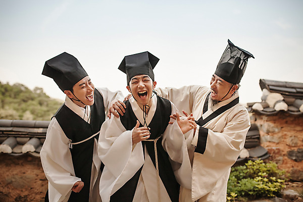 포토 JPG 주간 한국전통 남자 서기 미소 상반신 20대 성인 야외 앞모습 세명 30대 한국인 60대 한복 조선시대 즐거움 과거 스승 제자 사제지간 성인남자만 기와담장 사극 유생 유생복 국내포토 갓모자 자연요소 모자_잡화 전통 노년 감정 뷰포인트 컨셉 모션 전통소품 한국 표정 기와 사람 동양인 청년 장년 담장 역사 전통의상 선비 남자만 성인만 파일형식