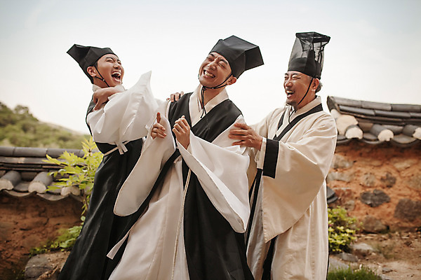 포토 자연요소 모자_잡화 한국전통 전통 노년 감정 뷰포인트 컨셉 모션 전통소품 한국 표정 기와 사람 동양인 청년 장년 담장 역사 전통의상 한복 선비 남자만 성인만 파일형식 과거 사극 조선시대 성인 주간 야외 JPG 한국인 남자 유생복 60대 20대 30대 유생 스승 세명 미소 앞모습 서기 즐거움 상반신 사제지간 제자 기와담장 성인남자만 국내포토 갓모자 갓