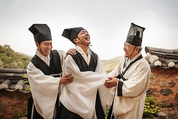 포토 JPG 주간 한국전통 남자 서기 미소 상반신 20대 성인 야외 앞모습 세명 30대 한국인 60대 한복 조선시대 즐거움 과거 스승 제자 사제지간 성인남자만 기와담장 사극 유생 유생복 국내포토 갓모자 자연요소 모자_잡화 전통 노년 감정 뷰포인트 컨셉 모션 전통소품 한국 표정 기와 사람 동양인 청년 장년 담장 역사 전통의상 선비 남자만 성인만 파일형식