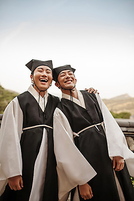 포토 JPG 주간 한국전통 남자 서기 미소 상반신 20대 성인 야외 두명 앞모습 30대 한국인 한복 조선시대 즐거움 과거 성인남자만 사극 유생 유생복 국내포토 갓모자 자연요소 모자_잡화 전통 감정 뷰포인트 컨셉 모션 전통소품 한국 표정 사람 동양인 청년 장년 역사 전통의상 선비 남자만 성인만 파일형식