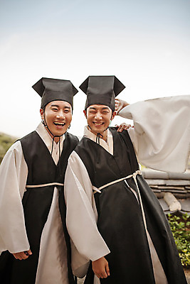 포토 JPG 주간 한국전통 남자 서기 미소 상반신 20대 성인 야외 두명 앞모습 30대 한국인 한복 조선시대 즐거움 과거 성인남자만 사극 유생 유생복 국내포토 갓모자 자연요소 모자_잡화 전통 감정 뷰포인트 컨셉 모션 전통소품 한국 표정 사람 동양인 청년 장년 역사 전통의상 선비 남자만 성인만 파일형식