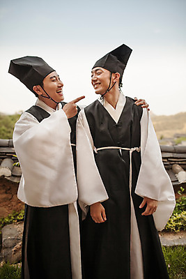 포토 JPG 주간 한국전통 남자 서기 미소 상반신 20대 성인 야외 두명 앞모습 30대 한국인 한복 조선시대 즐거움 과거 성인남자만 사극 유생 유생복 국내포토 갓모자 자연요소 모자_잡화 전통 감정 뷰포인트 컨셉 모션 전통소품 한국 표정 사람 동양인 청년 장년 역사 전통의상 선비 남자만 성인만 파일형식