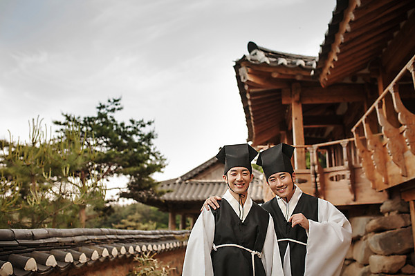 포토 JPG 주간 한국전통 남자 거리 한옥 서기 미소 상반신 20대 성인 야외 두명 앞모습 30대 한국인 한복 조선시대 즐거움 과거 성인남자만 사극 유생 유생복 국내포토 갓모자 자연요소 모자_잡화 전통 감정 뷰포인트 컨셉 고건축 모션 전통소품 한국 표정 사람 동양인 청년 장년 역사 전통의상 선비 남자만 성인만 파일형식