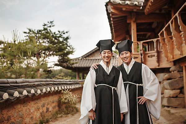 포토 JPG 주간 한국전통 남자 거리 한옥 서기 미소 상반신 20대 성인 야외 두명 앞모습 30대 한국인 한복 조선시대 즐거움 과거 성인남자만 사극 유생 유생복 국내포토 갓모자 자연요소 모자_잡화 전통 감정 뷰포인트 컨셉 고건축 모션 전통소품 한국 표정 사람 동양인 청년 장년 역사 전통의상 선비 남자만 성인만 파일형식