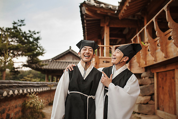 포토 JPG 주간 한국전통 남자 거리 한옥 서기 미소 상반신 20대 성인 야외 두명 앞모습 30대 한국인 한복 조선시대 즐거움 과거 성인남자만 사극 유생 유생복 국내포토 갓모자 자연요소 모자_잡화 전통 감정 뷰포인트 컨셉 고건축 모션 전통소품 한국 표정 사람 동양인 청년 장년 역사 전통의상 선비 남자만 성인만 파일형식