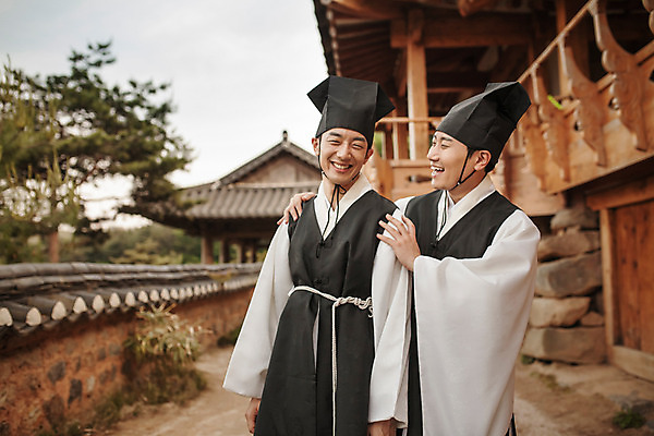 포토 JPG 주간 한국전통 남자 거리 한옥 서기 미소 상반신 20대 성인 야외 두명 앞모습 30대 한국인 한복 조선시대 즐거움 과거 성인남자만 사극 유생 유생복 국내포토 갓모자 자연요소 모자_잡화 전통 감정 뷰포인트 컨셉 고건축 모션 전통소품 한국 표정 사람 동양인 청년 장년 역사 전통의상 선비 남자만 성인만 파일형식