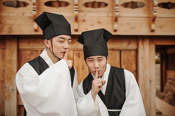 포토 JPG 주간 한국전통 남자 서기 상반신 20대 성인 야외 두명 앞모습 30대 한국인 한복 조선시대 과거 쉿 성인남자만 사극 유생 유생복 국내포토 갓모자 자연요소 모자_잡화 전통 뷰포인트 컨셉 모션 전통소품 한국 사람 동양인 청년 장년 역사 전통의상 조용 선비 남자만 성인만 파일형식