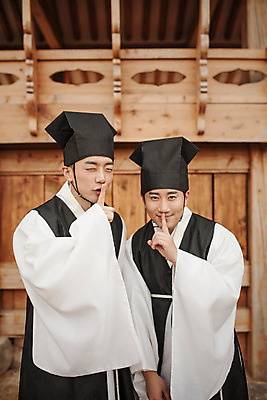 포토 JPG 주간 한국전통 남자 서기 상반신 20대 성인 야외 두명 앞모습 30대 한국인 한복 조선시대 과거 쉿 성인남자만 사극 유생 유생복 국내포토 갓모자 자연요소 모자_잡화 전통 뷰포인트 컨셉 모션 전통소품 한국 사람 동양인 청년 장년 역사 전통의상 조용 선비 남자만 성인만 파일형식