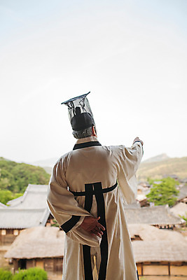 포토 JPG 주간 한국전통 남자 한명 서기 들기 상반신 성인 야외 뒷모습 마을 한국인 가리킴 60대 한복 조선시대 과거 스승 회초리 노인남자한명만 사극 유생복 국내포토 자연요소 1 전통 노년 뷰포인트 컨셉 모션 한국 사람 동양인 손짓 역사 전통의상 매_체벌 남자한명만 노인남자만 파일형식