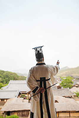 포토 JPG 주간 한국전통 남자 한명 서기 들기 상반신 성인 야외 뒷모습 마을 한국인 가리킴 60대 한복 조선시대 과거 스승 회초리 노인남자한명만 사극 유생복 국내포토 자연요소 1 전통 노년 뷰포인트 컨셉 모션 한국 사람 동양인 손짓 역사 전통의상 매_체벌 남자한명만 노인남자만 파일형식