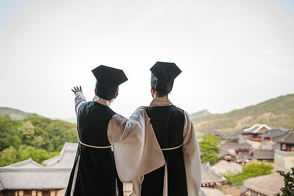 포토 JPG 주간 한국전통 남자 서기 상반신 20대 성인 야외 두명 뒷모습 30대 마을 한국인 가리킴 한복 조선시대 과거 성인남자만 사극 유생 유생복 국내포토 갓모자 자연요소 모자_잡화 전통 뷰포인트 컨셉 모션 전통소품 한국 사람 동양인 손짓 청년 장년 역사 전통의상 선비 남자만 성인만 파일형식