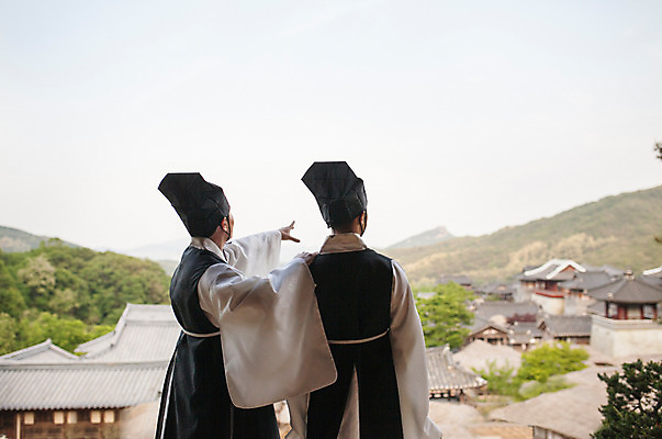 포토 JPG 주간 한국전통 남자 서기 상반신 20대 성인 야외 두명 뒷모습 30대 마을 한국인 가리킴 한복 조선시대 과거 성인남자만 사극 유생 유생복 국내포토 갓모자 자연요소 모자_잡화 전통 뷰포인트 컨셉 모션 전통소품 한국 사람 동양인 손짓 청년 장년 역사 전통의상 선비 남자만 성인만 파일형식
