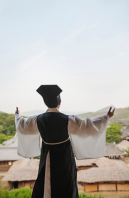 포토 JPG 주간 한국전통 남자 한명 서기 손짓 상반신 성인 야외 뒷모습 30대 한국인 한복 조선시대 과거 성인남자한명만 사극 유생 유생복 국내포토 갓모자 자연요소 모자_잡화 1 전통 뷰포인트 컨셉 모션 전통소품 한국 사람 동양인 장년 역사 전통의상 선비 남자한명만 성인남자만 파일형식