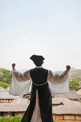 포토 JPG 주간 한국전통 남자 한명 서기 상반신 성인 야외 뒷모습 30대 파이팅 한국인 한복 조선시대 과거 성인남자한명만 사극 유생 유생복 국내포토 갓모자 자연요소 모자_잡화 1 전통 뷰포인트 컨셉 모션 전통소품 한국 사람 동양인 장년 역사 전통의상 선비 남자한명만 성인남자만 파일형식