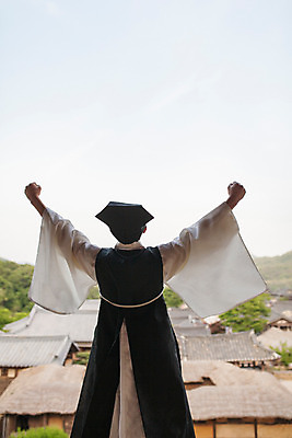 포토 JPG 주간 한국전통 남자 한명 서기 상반신 성인 야외 뒷모습 30대 파이팅 한국인 한복 조선시대 과거 성인남자한명만 사극 유생 유생복 국내포토 갓모자 자연요소 모자_잡화 1 전통 뷰포인트 컨셉 모션 전통소품 한국 사람 동양인 장년 역사 전통의상 선비 남자한명만 성인남자만 파일형식