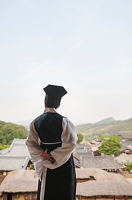포토 JPG 주간 한국전통 남자 한명 서기 상반신 성인 야외 뒷모습 30대 한국인 한복 조선시대 뒷짐 과거 성인남자한명만 사극 유생 유생복 국내포토 갓모자 자연요소 모자_잡화 1 전통 뷰포인트 컨셉 모션 전통소품 한국 사람 동양인 장년 역사 전통의상 선비 남자한명만 성인남자만 파일형식