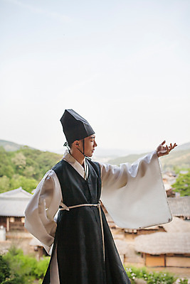 포토 JPG 주간 한국전통 남자 생각 한명 서기 손짓 상반신 20대 성인 야외 옆모습 한국인 한복 조선시대 과거 성인남자한명만 사극 유생 유생복 국내포토 갓모자 자연요소 모자_잡화 1 전통 뷰포인트 컨셉 모션 전통소품 한국 사람 동양인 청년 역사 전통의상 선비 남자한명만 성인남자만 파일형식