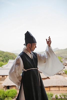 포토 JPG 주간 한국전통 남자 생각 한명 서기 손짓 상반신 20대 성인 야외 옆모습 한국인 한복 조선시대 과거 성인남자한명만 사극 유생 유생복 국내포토 갓모자 자연요소 모자_잡화 1 전통 뷰포인트 컨셉 모션 전통소품 한국 사람 동양인 청년 역사 전통의상 선비 남자한명만 성인남자만 파일형식