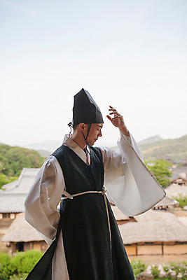 포토 JPG 주간 한국전통 남자 생각 한명 서기 손짓 상반신 20대 성인 야외 옆모습 한국인 한복 조선시대 과거 성인남자한명만 사극 유생 유생복 국내포토 갓모자 자연요소 모자_잡화 1 전통 뷰포인트 컨셉 모션 전통소품 한국 사람 동양인 청년 역사 전통의상 선비 남자한명만 성인남자만 파일형식